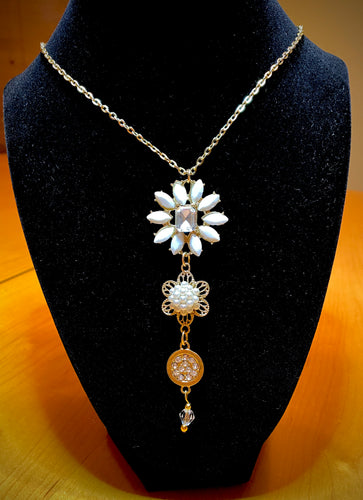 White and gold flowers necklace